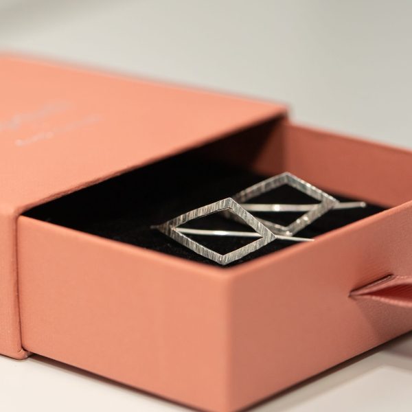 anouk-goudsmid-vlieger-oorbellen-zilver-minimalistisch-handgemaakt